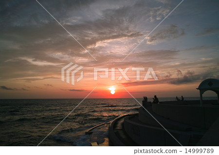 在沖繩美浜看到的日落 在沖繩美浜看到的日落 14999789