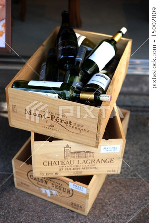 在一個木箱的酒瓶 15002009