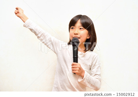 一個女孩用麥克風唱歌 15002912