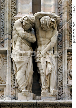 statues in  front of the dome of milan 15006275