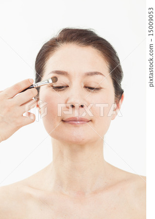 中間的女性臉 15009053