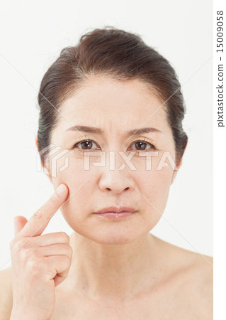 中間的女性臉 15009058