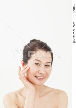 中間的女性臉 15009062