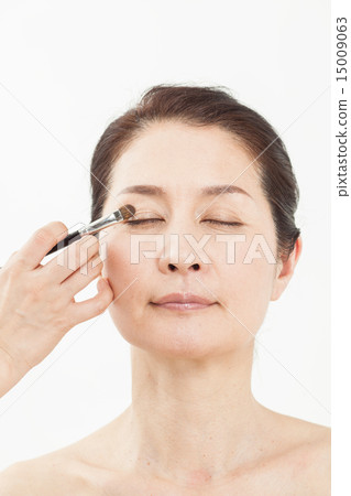 中間的女性臉 15009063