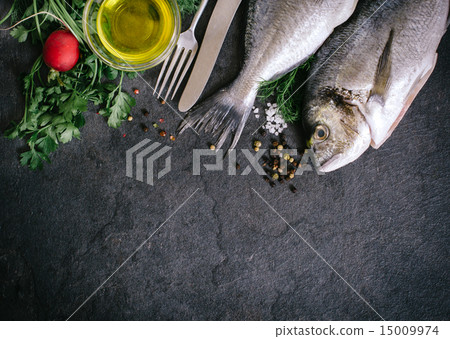 Gilthead fish and ingredients 15009974