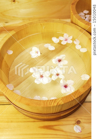 彈簧材料·櫻花散落在熱水浴缸中·倒置鳥瞰圖垂直位置 彈簧材料·櫻花散落在熱水浴缸中·倒置鳥瞰圖垂直位置 15010048