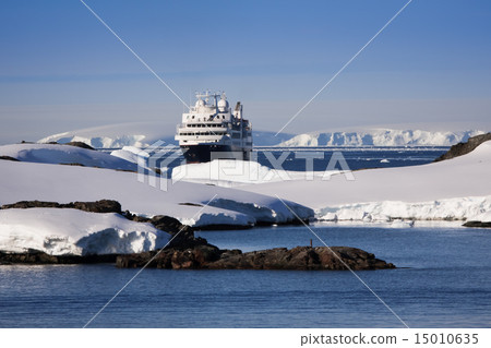 圖庫照片: cruise ship in antarctica