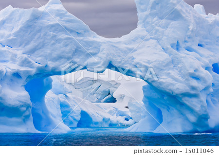Large Antarctic iceberg 15011046
