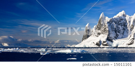 Snow-capped mountains in Antarctica 15011101