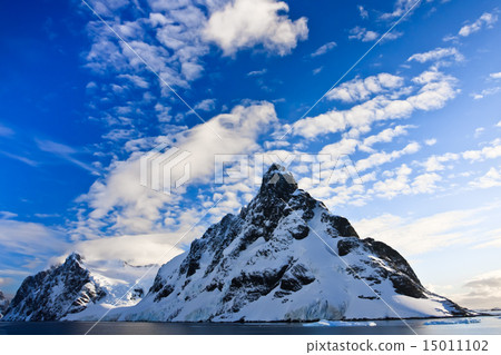 Snow-capped mountains in Antarctica Snow-capped mountains in Antarctica 15011102