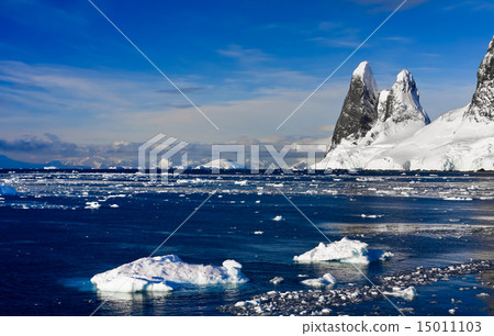 Snow-capped mountains in Antarctica Snow-capped mountains in Antarctica 15011103