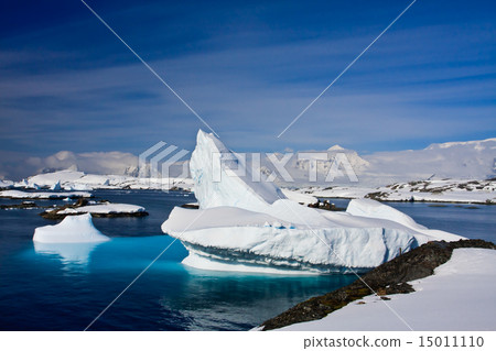 Huge iceberg in Antarctica Huge iceberg in Antarctica 15011110