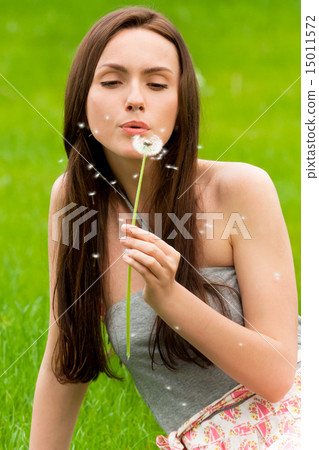 Girl with dandelion 15011572