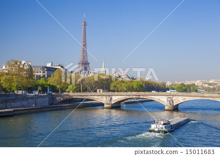 Eiffel Tower with boat on Seine in Paris, France 15011683