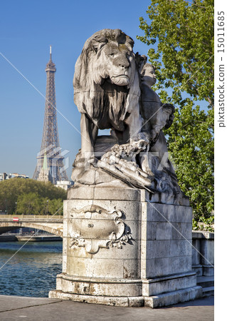 Alexandre III bridge in Paris against Eiffel Tower 15011685