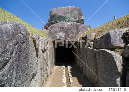Entrance of the stone arena burial mound Entrance of the stone arena burial mound 15013340