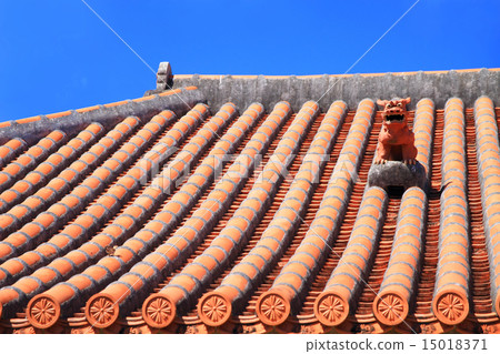 八月沖繩紅瓦屋頂和shisa 15018371