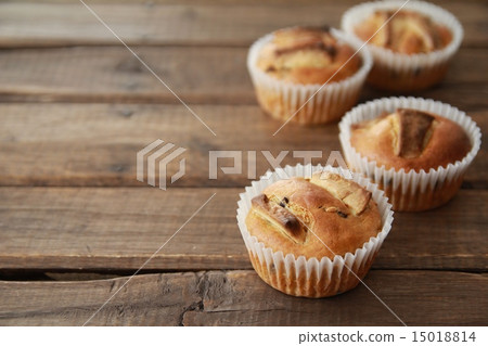 Homemade chocolate muffins lined up 15018814