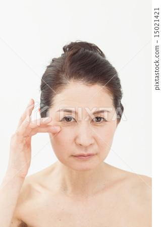 中間的女性臉 15021421