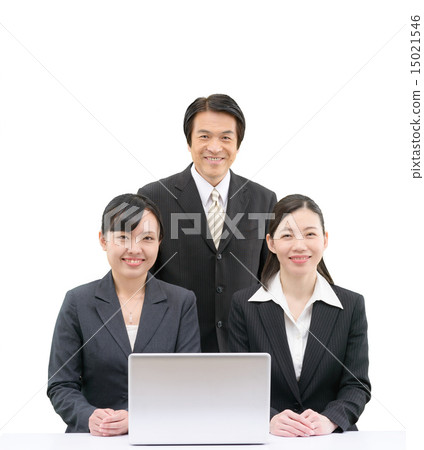 20多歲的銷售員工和50多歲的男性員工的白背圖像 15021546