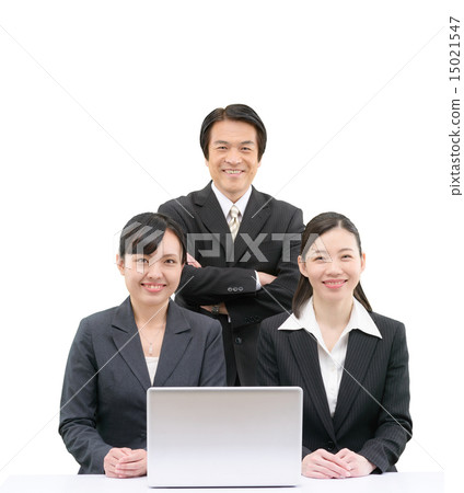 20多歲的銷售員工和50多歲的男性員工的白背圖像 15021547