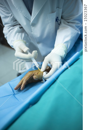 Surgeon doctor injecting patient in hospital  15023367