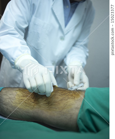 Surgeon injecting patient in hospital clinic 15023377