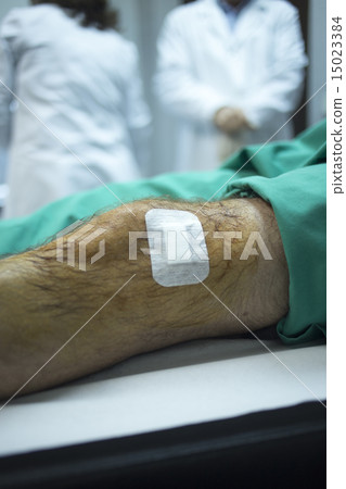 Surgeon doctor injecting patient in clinic 15023384