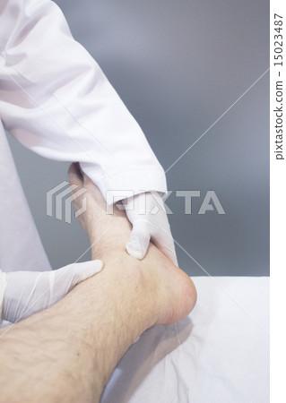 Traumatologist orthopedic surgeon doctor patient 15023487