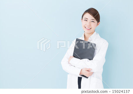 A woman wearing a white coat Blue back image 15024137