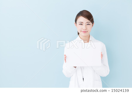 A woman wearing a white coat Blue back image 15024139