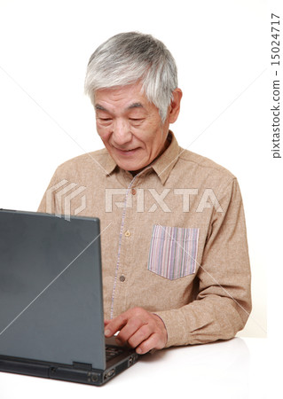 Elderly people who can use personal computers Elderly people who can use personal computers 15024717