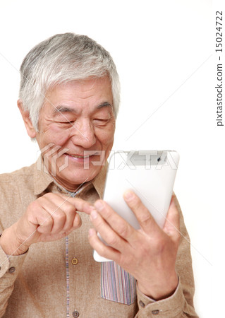 Elderly people who like tablets 15024722