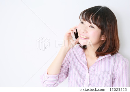 Woman using a smartphone 15025323