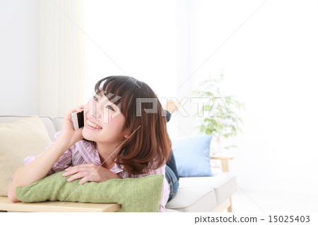 使用智能手機的女人 15025403