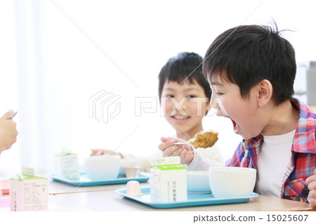 Elementary school student image feeding 15025607