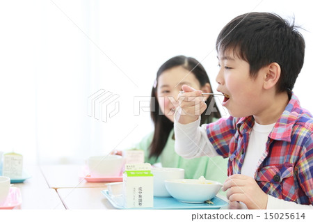 Elementary school student image feeding 15025614