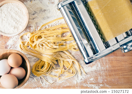 fresh pasta and pasta machine 15027172