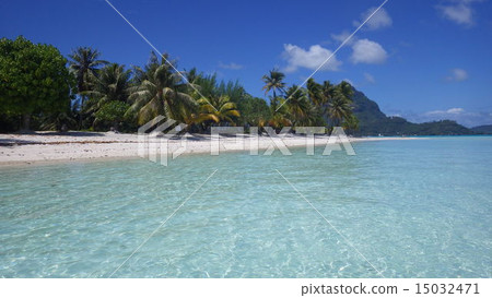 Uninhabited island of paradise 15032471
