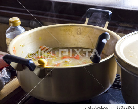 豬肉和蔬菜味噌湯 豬肉和蔬菜味噌湯 15032801