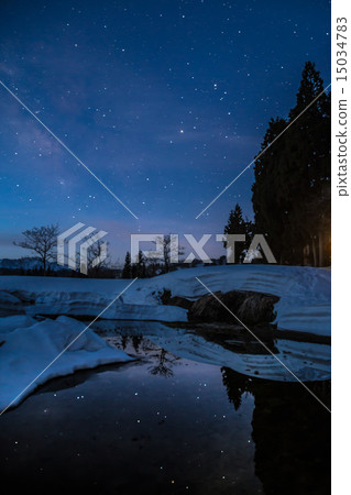 新潟縣長岡市Noriyuki Mika反映在水稻梯田的表面，融化了雪 15034783