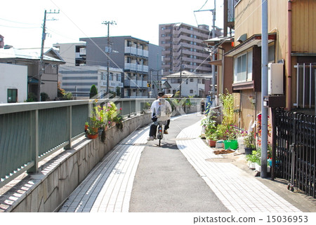 在一對老夫妻的回來的路上 15036953