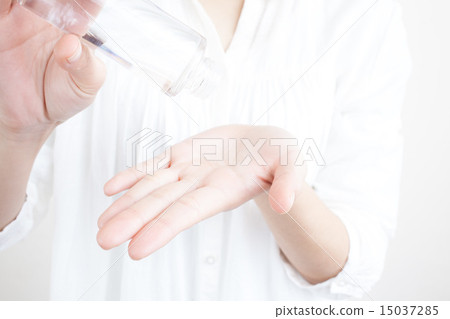 使用化妝水的女人 15037285