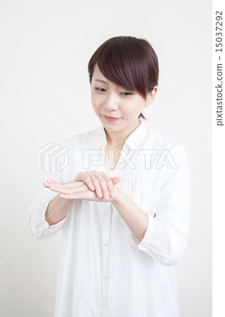 使用護手霜的女性 15037292