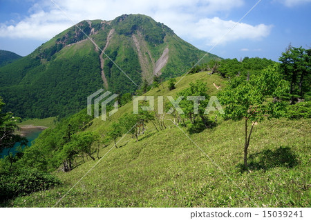 從邊境平原附近俯瞰Nikko Shirane火山的頂峰 15039241