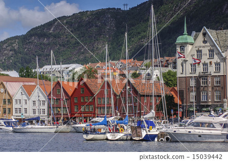 Yachts in the harbour with Bryggen 15039442