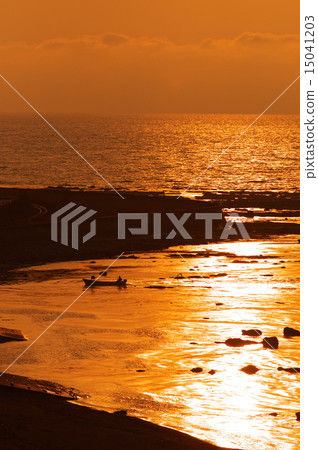 The twilight seaside The twilight seaside 15041203