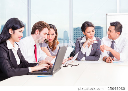 Asian Business Team in Strategy meeting 15043080