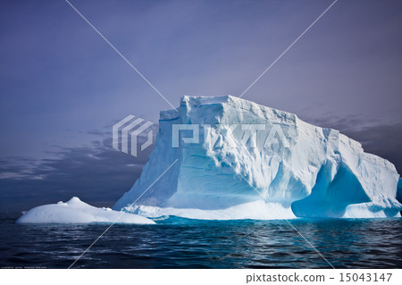 Antarctic iceberg 15043147