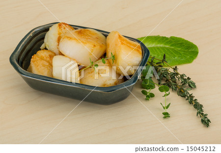 Grilled scallops 15045212
